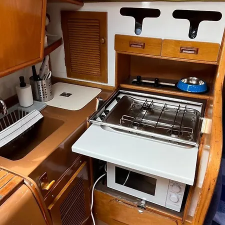 Botel Velero Puma 32